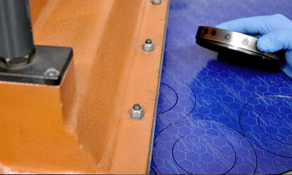 TDS Duddeck Dichtungen GmbH Fertigung mit Stanzmaschine